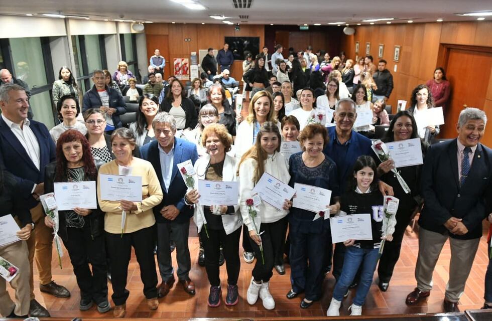 Legislatura: Entregan distinciones a mujeres deportistas