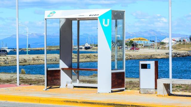 Ushuaia: se están reparando garitas de colectivos en Avenida Héroes de Malvinas
