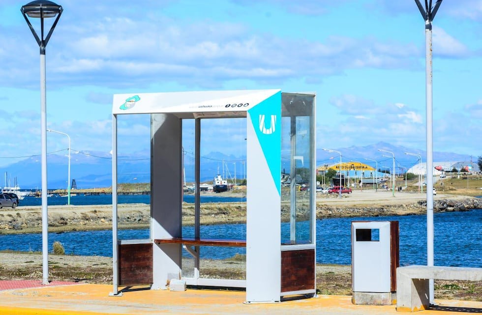 Ushuaia: se están reparando garitas de colectivos en Avenida Héroes de Malvinas