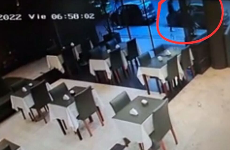 Video: estacionó su auto en el centro de Córdoba y en menos de un minuto se lo robaron