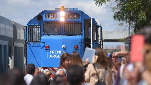 El presidente de la Nación Alberto Fernández junto al ministro de economía y el gobernador Rodolfo Suárez estuvieron presentes en la segunda llegada del tren de pasajeros a Palmira
Foto: Claudio Gutiérrez Los Andes