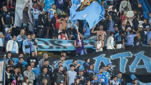 Hinchas de Belgrano en Montevideo, acompañando al Celeste en el amistoso ante Peñarol de Montevideo (Prensa Serie Río de La Plata).