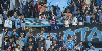 Hinchas de Belgrano en Montevideo, acompañando al Celeste en el amistoso ante Peñarol de Montevideo (Prensa Serie Río de La Plata).
