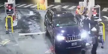 El momento en que los asaltantes atacan al playero y al dueño de la camioneta. Captura de pantalla. Twitter @alertas24hs
