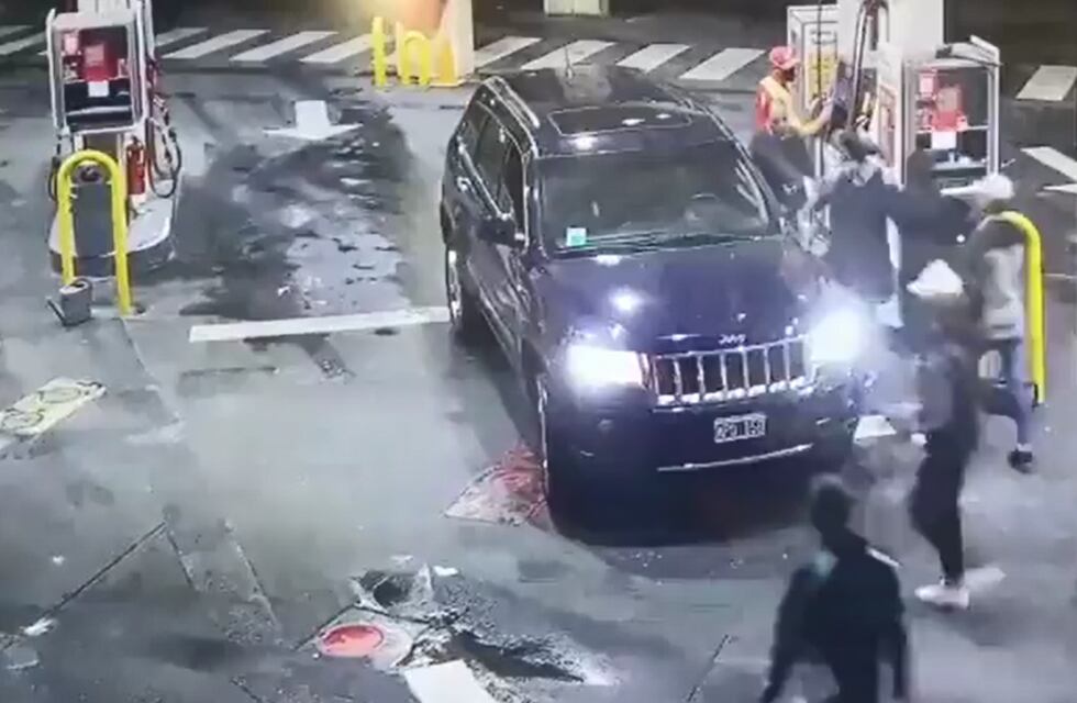 San Telmo: Robo piraña de una camioneta en plena estación de servicio