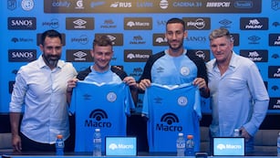 Belgrano presentó sus dos últimas incorporaciones. De izquierda a derecha, Ariel Rojas (director deportivo), Santiago Longo, Agustín Dattola y Luis Fabián Artime (Belgrano).