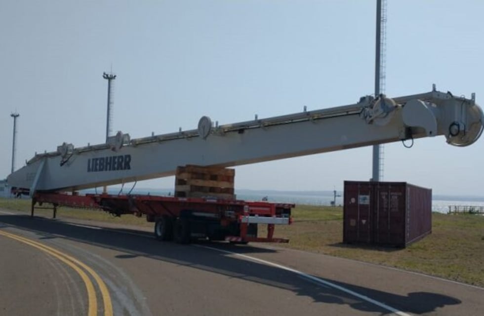 Llegó al puerto de Posadas una grúa alemana que optimizará las operaciones de carga