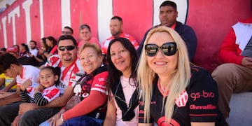 Hinchas de Instituto en la previa del clásico con Talleres en Alta Córdoba. (José Gabriel Hernández y Javier Ferreyra / La Voz)
