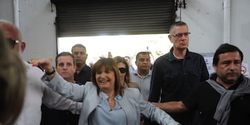 Patricia Bullrich emitiendo su voto.