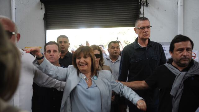 Patricia Bullrich emitiendo su voto.