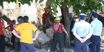 El hombre había quedado atrapado luego de que la pared cediera.