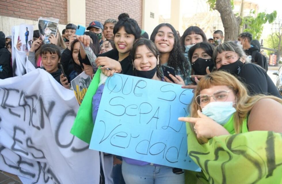 El club de fans de Nahuel Sosa, el trapero sanjuanino acusado de homicidio, colmó Tribunales pidiendo su inocencia