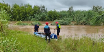 La creciente obligó a una intervención rápida: los efectivos ingresaron al río y concretaron el salvataje sin demoras..
