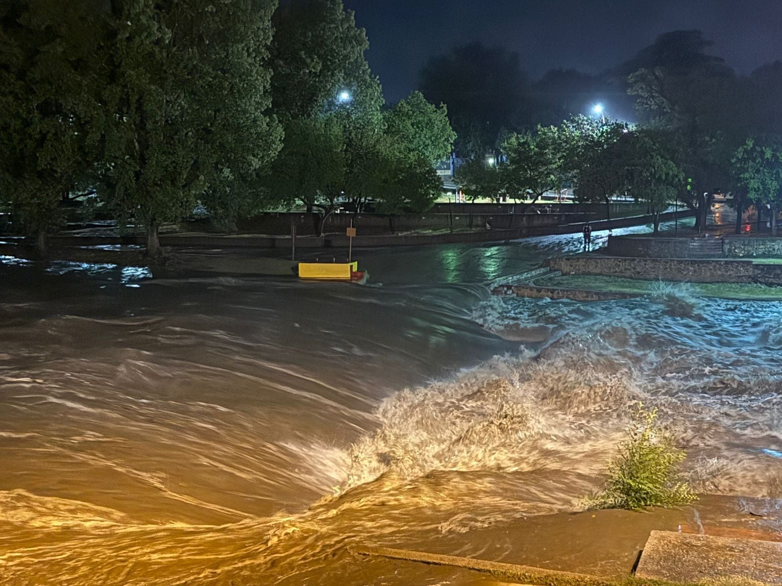 INTENSO TEMPORAL EN VILLA CARLOS PAZ: INGRESÓ UNA CRECIENTE DE 7 METROS EN EL RÍO SAN ANTONIO