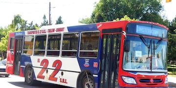 Una nena sufrió convulsiones a bordo de un colectivo y el chofer la llevó al hospital.