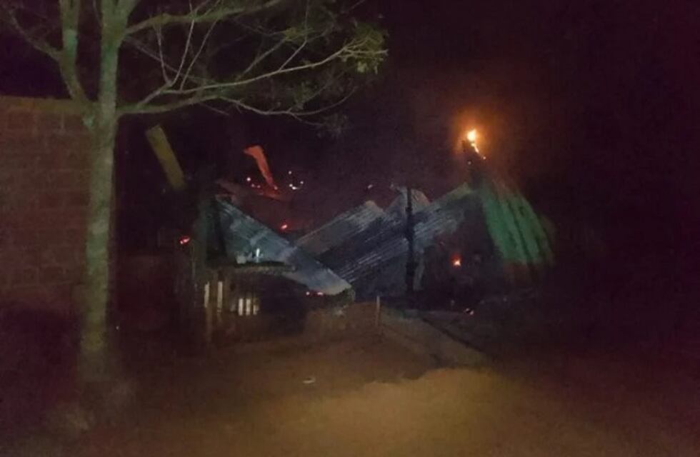 Jardín América: una familia se salvó de milagro tras incendiarse su vivienda