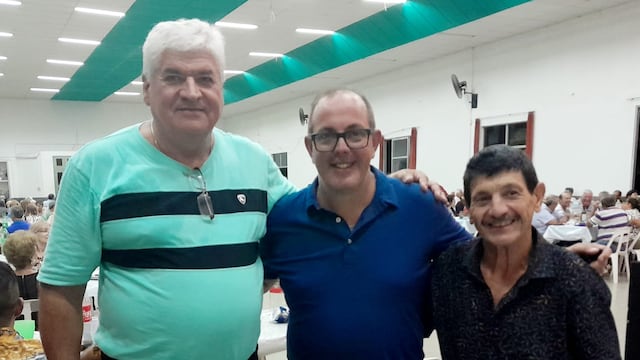 Alejandro Ambort junto a excombatientes de Malvinas