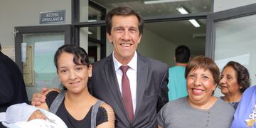 El candidato a gobernador por el frente Cambia Jujuy, Carlos Sadir, fue cordialmente recibido por vecinas y personal del Centro de Especialidades Sur (CES) de Alto Comedero.