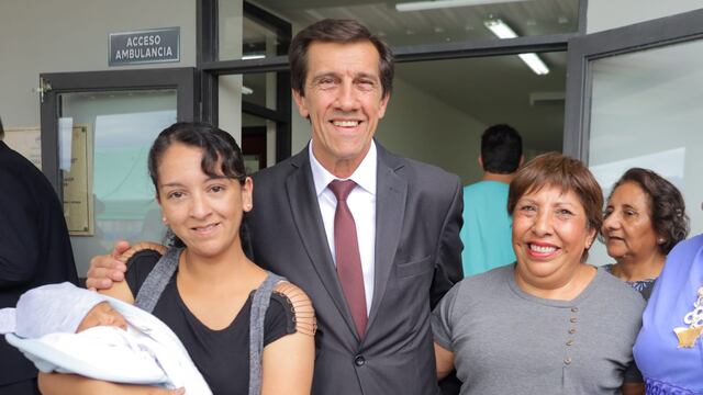 El candidato a gobernador por el frente Cambia Jujuy, Carlos Sadir, fue cordialmente recibido por vecinas y personal del Centro de Especialidades Sur (CES) de Alto Comedero.