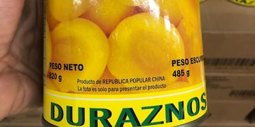 Latas de duraznos importados de China.