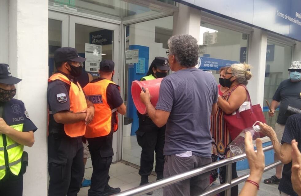Vecinos se manifestaron frente a las oficinas de ABSA