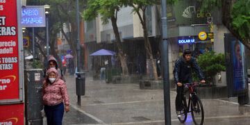 La lluvia sorprendió a los cordobeses al mediodía de este martes.