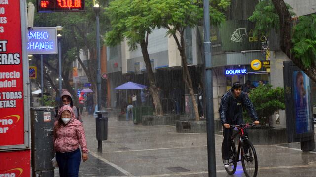 La lluvia sorprendió a los cordobeses al mediodía de este martes.