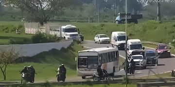 El operativo incluyó despliegue policial y la participación del CERO, Bomberos y el 107 para asegurar un traslado controlado.