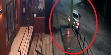 EL auto hizo un trompo y colisionó contra un poste de luz y parte del deck de un restobar.