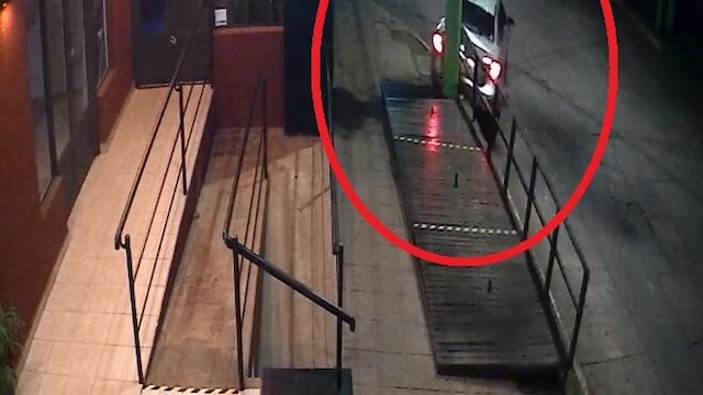EL auto hizo un trompo y colisionó contra un poste de luz y parte del deck de un restobar.