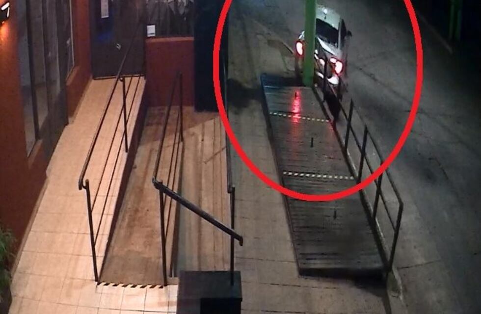 Video: perdió el control del vehículo y colisionó contra un poste de luz