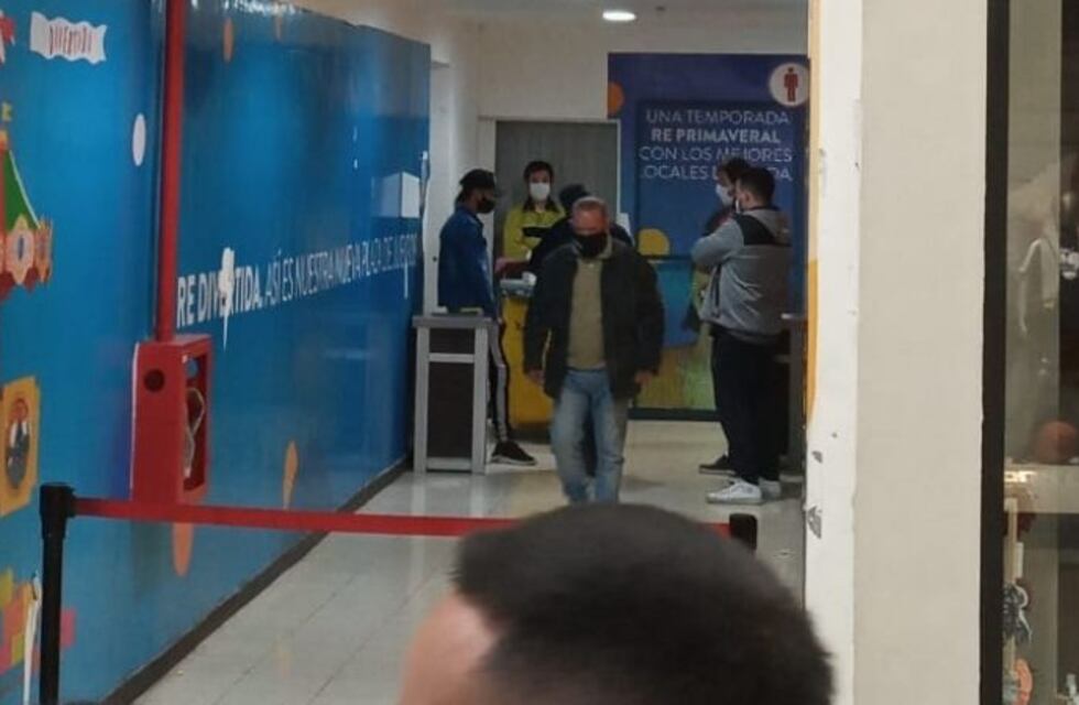 Terminó golpeado, preso y condenado por filmar a una menor en el baño de un shopping