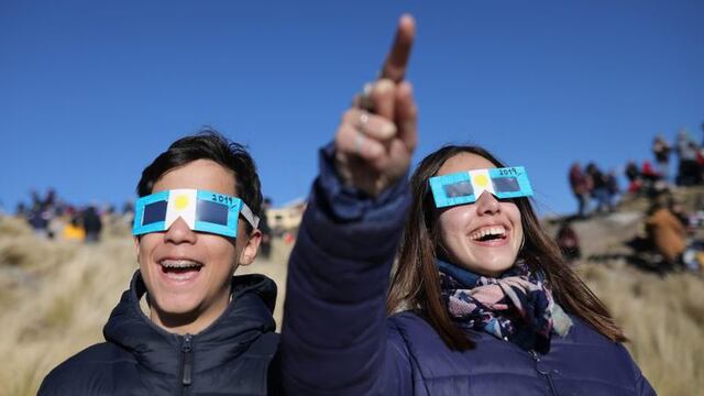Para el eclipse del 2 de julio del año pasado se distribuyeron anteojos con filtros especiales, los que los tengan podrán volver a usarlos, los que no, deberán tomar muchas precauciones. Nicolás Aguilera/EFE