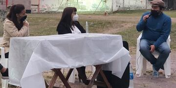 La candidata a concejal Zulma Piniella, integrante de la lista 505 Frente de Todos-Partido Justicialista (FdT-PJ), escucha a los vecinos en sus recorridas por los barrios.