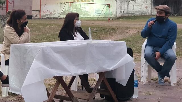 La candidata a concejal Zulma Piniella, integrante de la lista 505 Frente de Todos-Partido Justicialista (FdT-PJ), escucha a los vecinos en sus recorridas por los barrios.