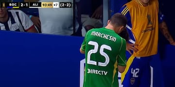 Agustín Marchesín y el momento en el que habla con un colaborador antes de ser reemplazado por los penales. (Captura de TV)