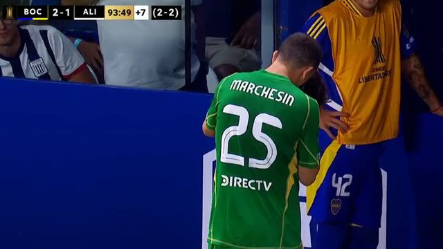 Agustín Marchesín y el momento en el que habla con un colaborador antes de ser reemplazado por los penales. (Captura de TV)