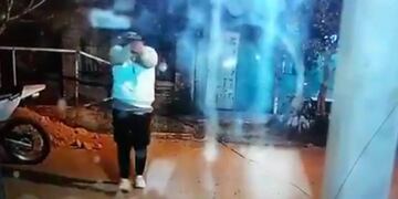 El tirador llegó en motocicleta con un acompañante y vació el cargador contra el frente del negocio.