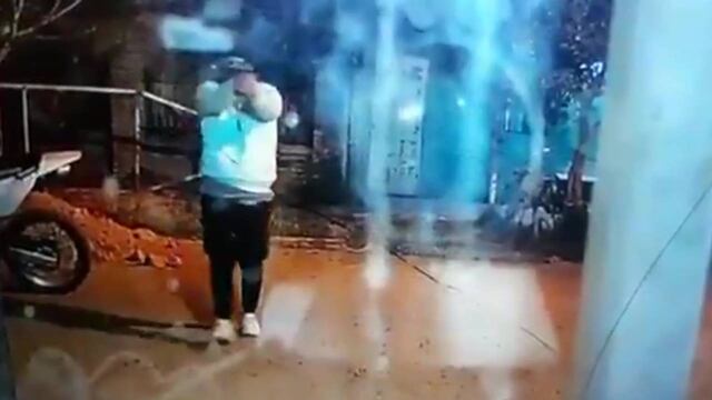 El tirador llegó en motocicleta con un acompañante y vació el cargador contra el frente del negocio.