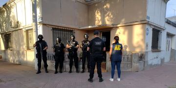 Detuvieron a una mujer que tenía armas y usurpaba una casa en el barrio 30 de octubre