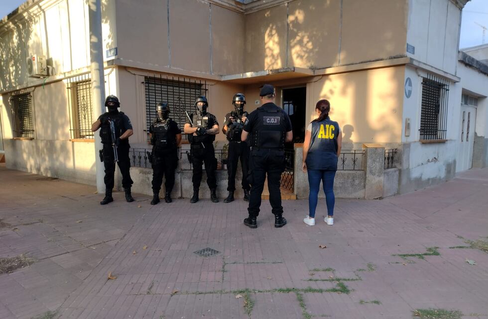 Apresaron a una mujer por usurpación de una casa en el barrio 30 de octubre: tenía armas en su poder