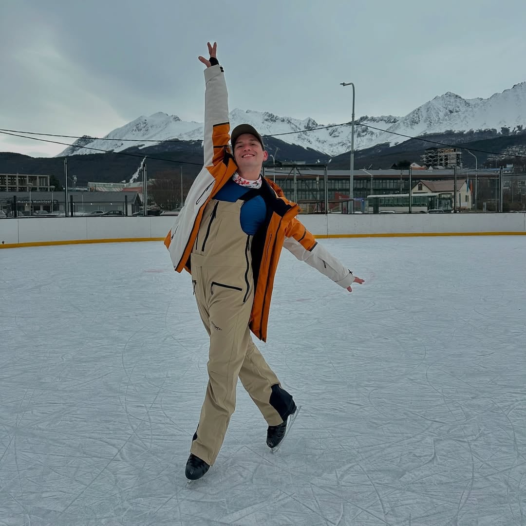 Lucas Benvenuto da clases de patinaje artístico