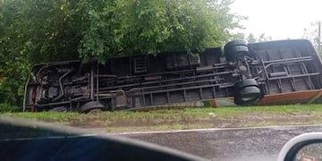 El colectivo quedó en la banquina.