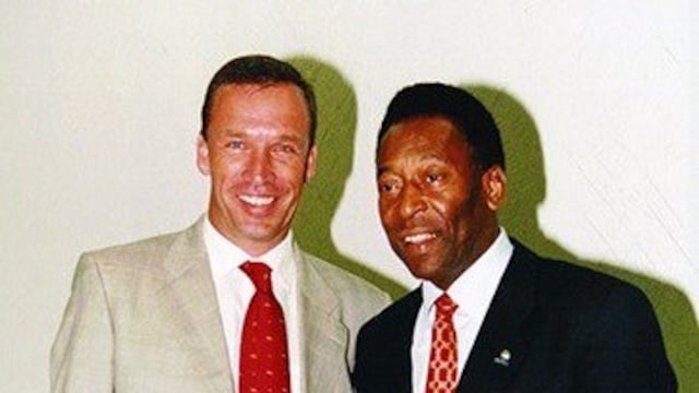 Andrés Fassi junto a Pelé, durante la visita del astro brasileño a México. (Gentileza)