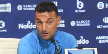 Lionel Scaloni, el DT campeón del mundo con la Selección Argentina, es muy querido por el plantel y los hinchas. Por estas horas define su futuro.