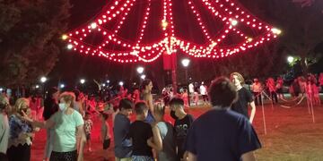 Soldini, Pérez, Pujato y Zavalla encendieron el arbolito de Navidad (Clara San Martín)