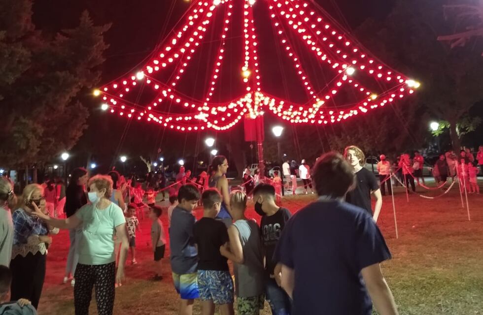 Soldini, Pérez, Pujato y Zavalla encendieron el arbolito de Navidad
