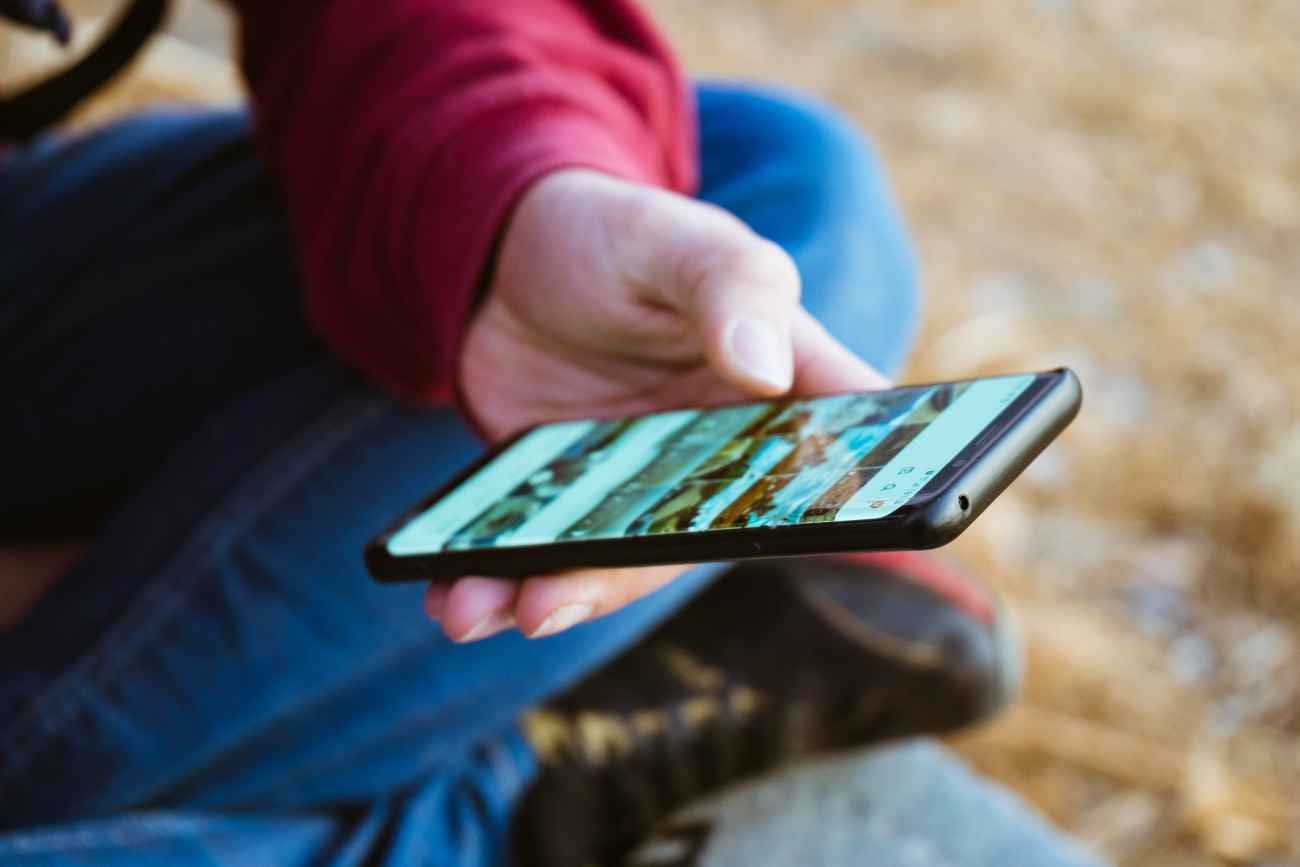 Evitar el sol, mantener el dispositivo ventilado y quitar la funda durante las olas de calor son medidas clave de protección.
