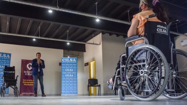 El intendente Tadeo García Salazar entregó sillas de ruedas de Cilsa a vecinos de Godoy Cruz y la Provincia. Gentileza Municipalidad de Godoy Cruz