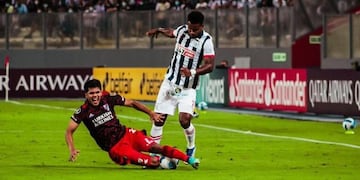 El momento en el que Aldair Rodríguez fractura a Robert Rojas.